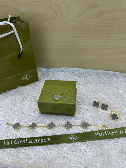 VCA SET ❤️‍🔥*
Necklace 🌸
Earring ✨
Bracelet 🍁
Ring 💍 free size ❣️
Stainless Steel 💯
Non tarnish 💯
With normal boxes 📦 
45 dhs🪙🌨️
With master box 🗃️ 
80 dhs🪙🌨️

Zain216
♥️♥️♥️