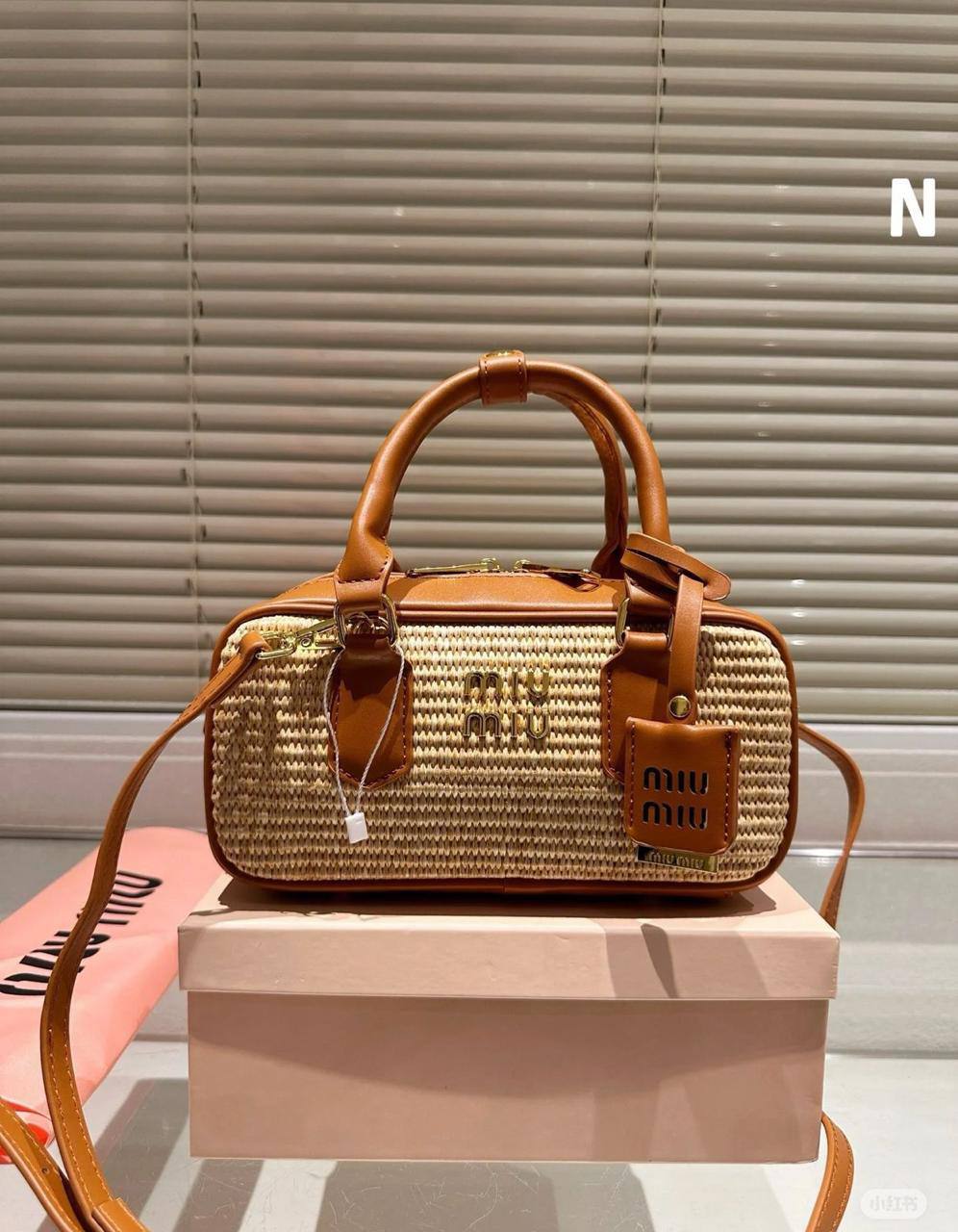 🌸 Miumiu long
1⃣️ First quality +🎁
Size : 22 * 10.5 * 7.5 cm
85 dhs🇦🇪
with box🎁

Zain115
♥️♥️♥️