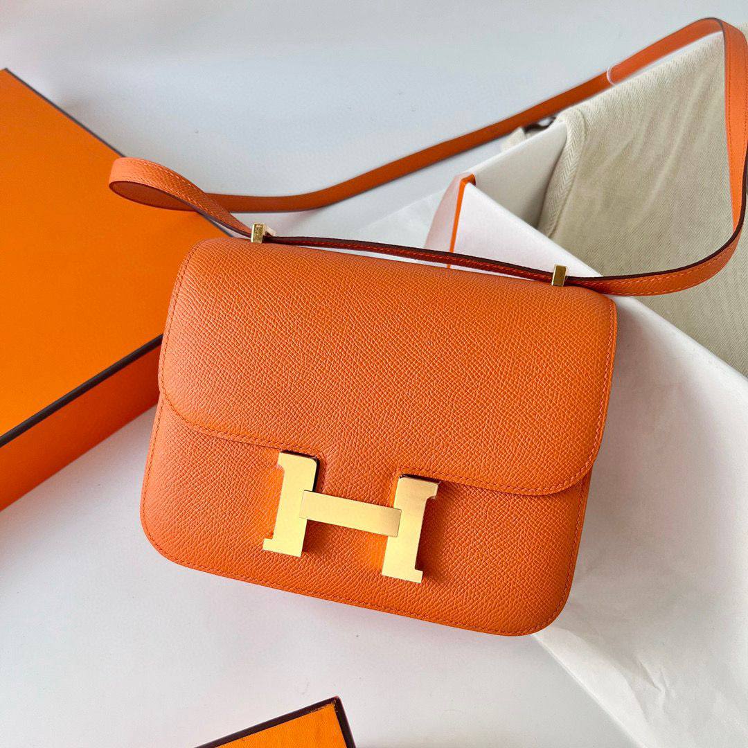 Hermes 
Best quality 

with box’s 
🎁🎁🎁

100 dhs✅
size 23 Cm

Zain290
♥️♥️♥️