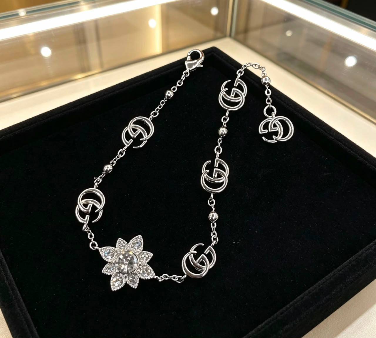 Gucci😍
Necklace ❤️‍🔥
Earring 🍁
Bracelet ✨
Master quality 💯

With normal boxes 🗃️ 

And paper bag 🛍️
130 dhs🇦🇪🇦🇪🇦🇪

With master box 📦 
140 dhs🇦🇪🇦🇪🇦🇪
Zain216
♥️♥️♥️