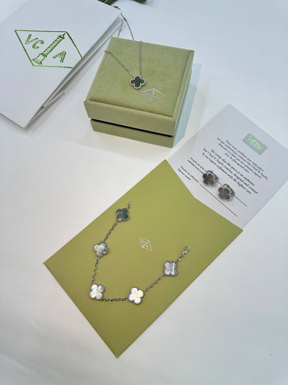 Van Cleef & Arpels🔥 Medium size🦋

 Necklace 💥
 Earring 🍁
 Bracelet 🔥

 Master quality 💯 
With normal boxes 🗃️ 
200 dhs🇦🇪🇦🇪

 With master box 🗃️
220 dhs🇦🇪🇦🇪

Zain216
♥️♥️♥️