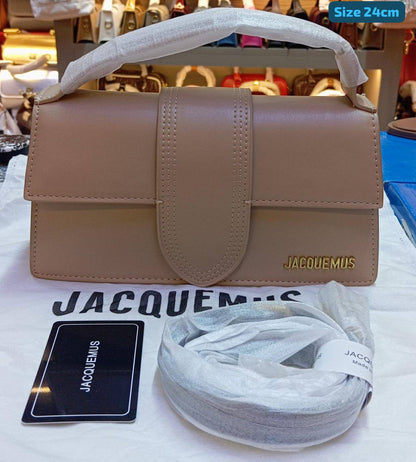 Jacquemus
Good quality 
with box 
105 dhs✅

Zain186
♥️♥️♥️