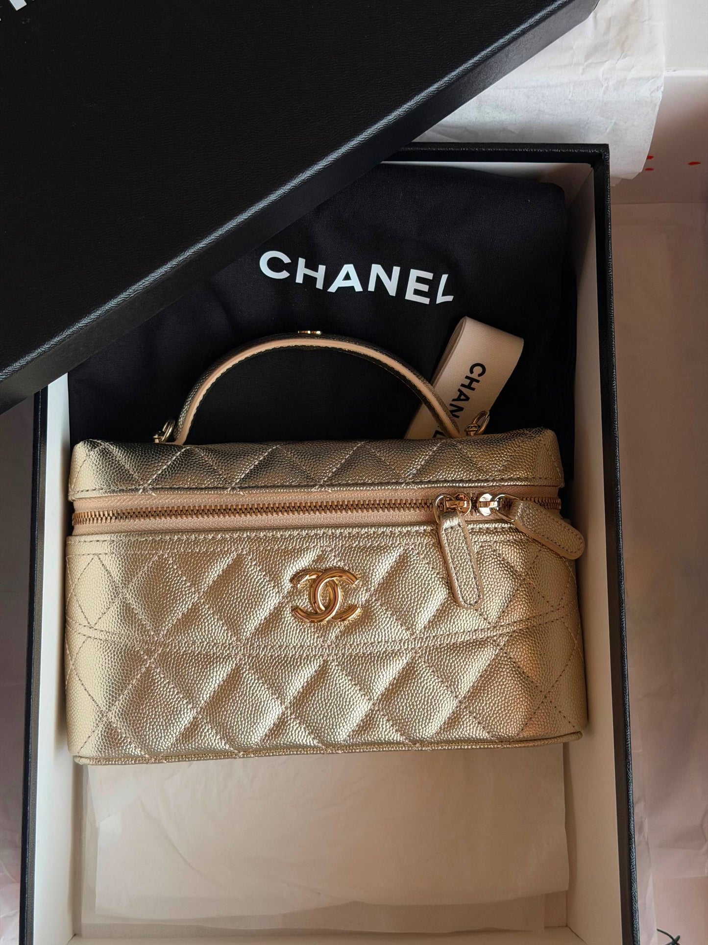 CHANEL
𝐕𝐚𝐧𝐢𝐭𝐲 𝐁𝐚𝐠 𝐖𝐢𝐭𝐡 𝐂𝐡𝐚𝐢𝐧 
950 dhs✅
Full Packge Super Master

ETAG4
♥️♥️♥️