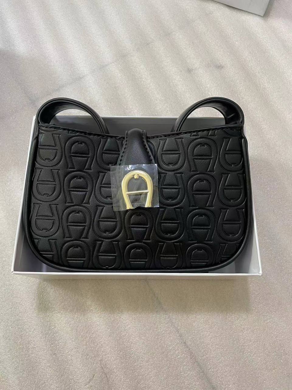 Aigner
95 dhs✅ 

with box
🎁🎁🎁

Zain72
♥️♥️♥️