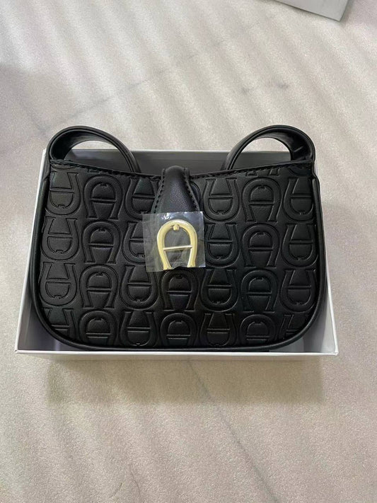 Aigner
95 dhs✅ 

with box
🎁🎁🎁

Zain72
♥️♥️♥️