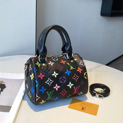 LV 
Best quality with box’s 
95 dhs✅
size 16cm

Zain290
♥️♥️♥️