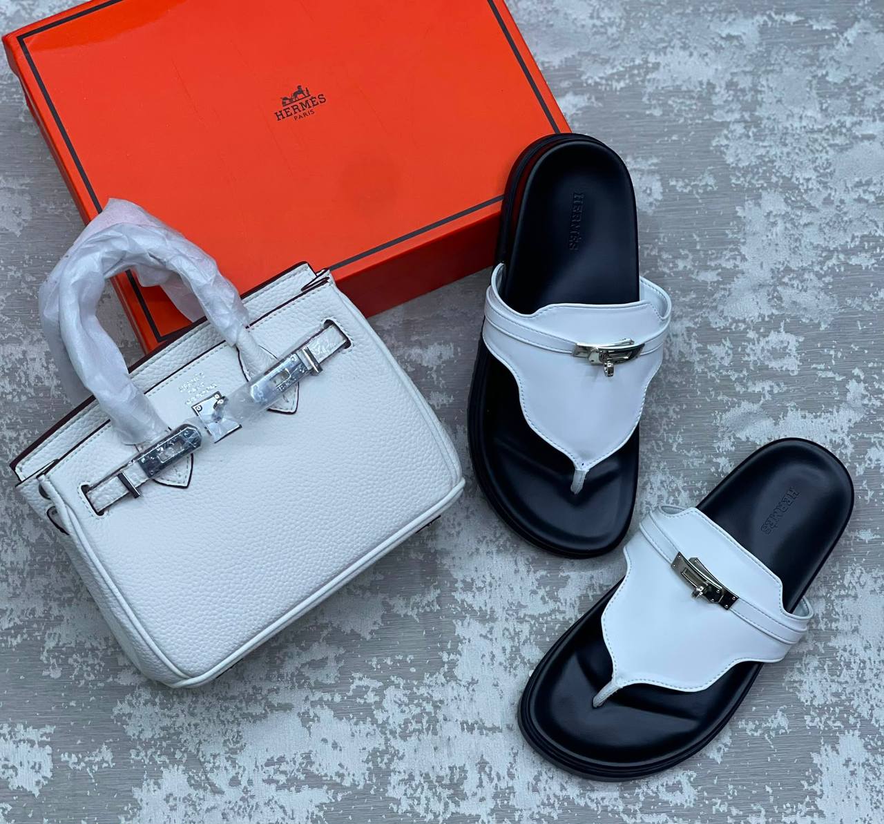 Hermes Set
Bag Size 25cm
Slipper Size 36-41
190 dhs✅

Zain175
♥️♥️♥️