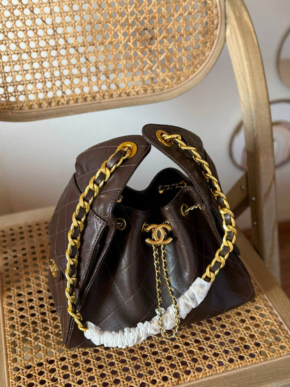 Available again✨✨✨
CHANEL
25cm
380 dhs🇦🇪🇦🇪
*MASTER QUALITY*
With box🎁

Zain167
♥️♥️♥️