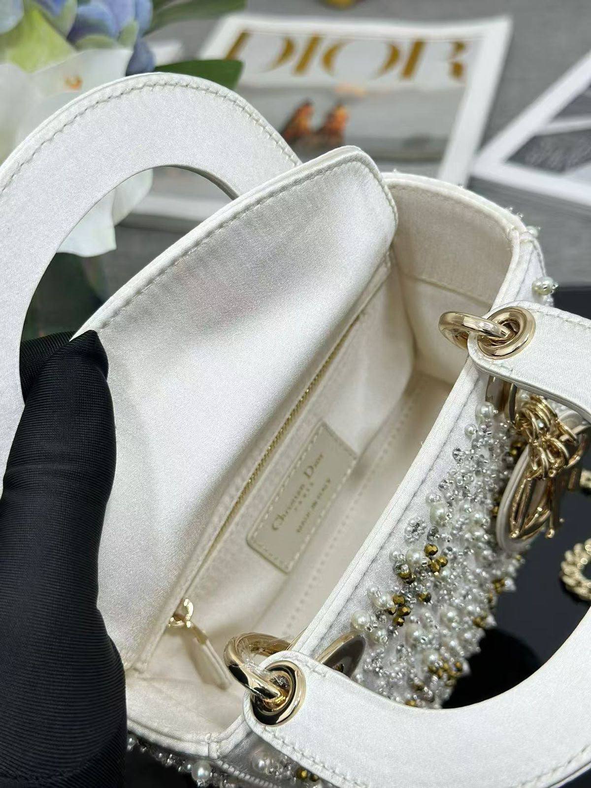 Lady Dior
*Size 17 cm*
For Price 👇 WhatsApp✅
0568585901 
0507557372
0552275751 Owner Zain 👌

Zain274
♥️♥️♥️