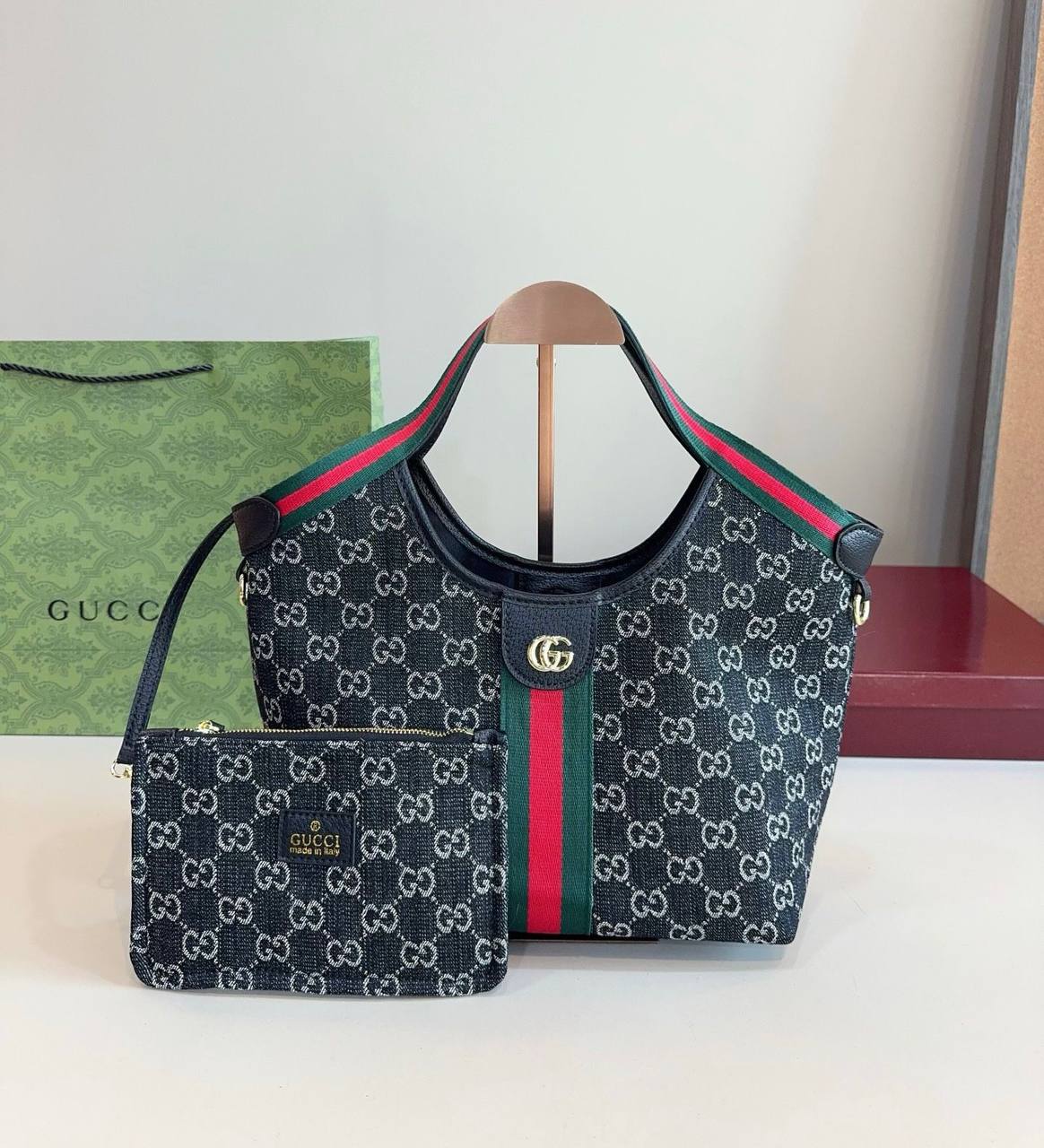 GUCCI 
COPY ONE SMALL SIZE 

WITH BOX 
🎁🎁🎁

170 dhs🪙🌨️

Zain39
♥️♥️♥️