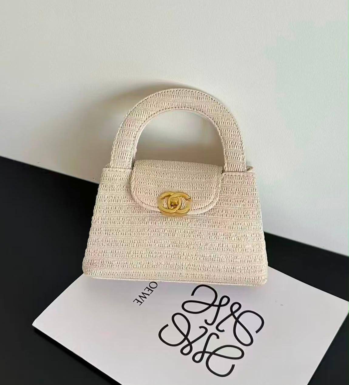 CHANEL
 GOOD QUALITY
 WITH BOX 
120 dhs✅

Zain39
♥️♥️♥️