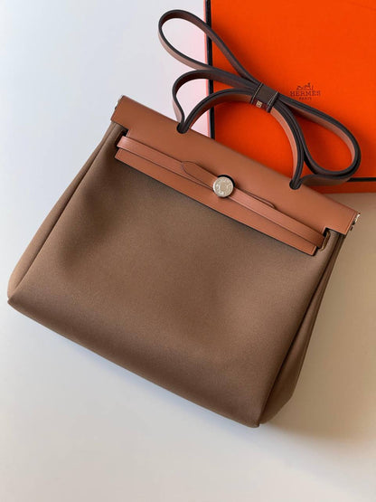Hermes
 Herbag 31cm💥Master quality ✅with box📦
610 dhs💓

Zain52
♥️♥️♥️