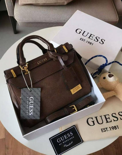 Guess
100 dhs✅
size：22cm
Good-quality 

with box
🎁🎁🎁

Zain35
♥️♥️♥️