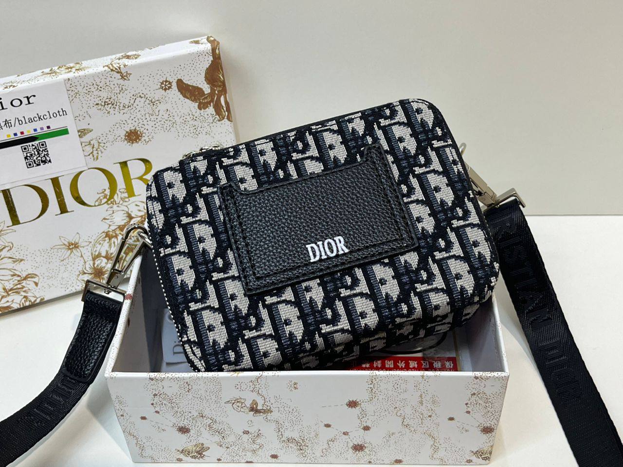 LV Dior

90 dhs✅

with box
🎁🎁🎁

size 17×6×12cm

Zain213
♥️♥️♥️