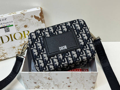 LV Dior

90 dhs✅

with box
🎁🎁🎁

size 17×6×12cm

Zain213
♥️♥️♥️