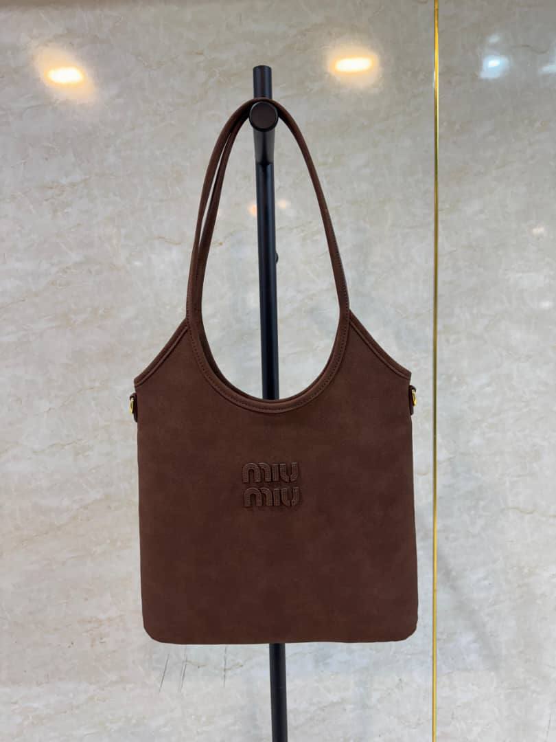 Miu Miu Tote Bag
Master quality
35cm
180 dhs🪙🖤

Zain95
♥️♥️♥️