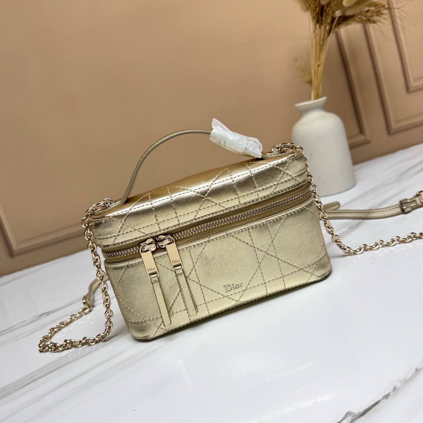 Dior
Master✅✅
270 dhs🇦🇪🇦🇪
#19cm🥰🥰

Zain228
♥️♥️♥️