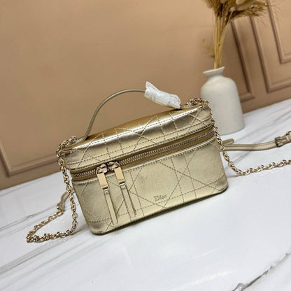 Dior
Master✅✅
270 dhs🇦🇪🇦🇪
#19cm🥰🥰

Zain228
♥️♥️♥️