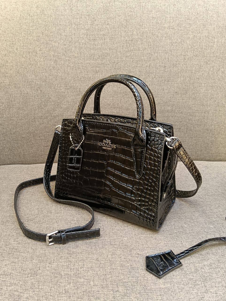 Coach
95 dhs💓

with box
🎁🎁🎁

size 25,cm

Zain26
♥️♥️♥️