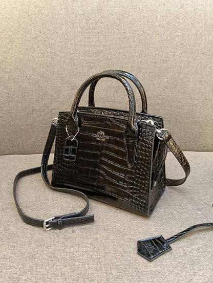 Coach
95 dhs💓

with box
🎁🎁🎁

size 25,cm

Zain26
♥️♥️♥️