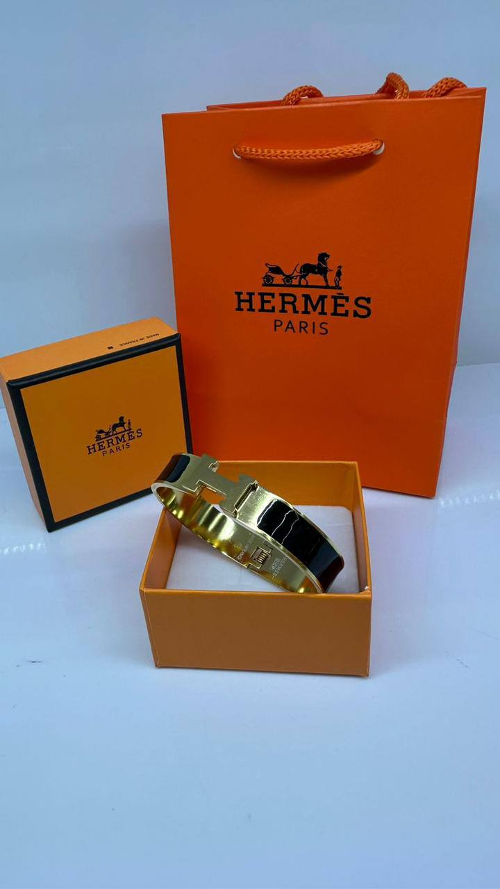 Hermes 🐦‍🔥*
Bangle 
Stainless Steel 💯
With black boxes 📦 
20 dhs🪙🌨️
With same box 🗃️ 
30 dhs🪙🌨️

Zain216
♥️♥️♥️