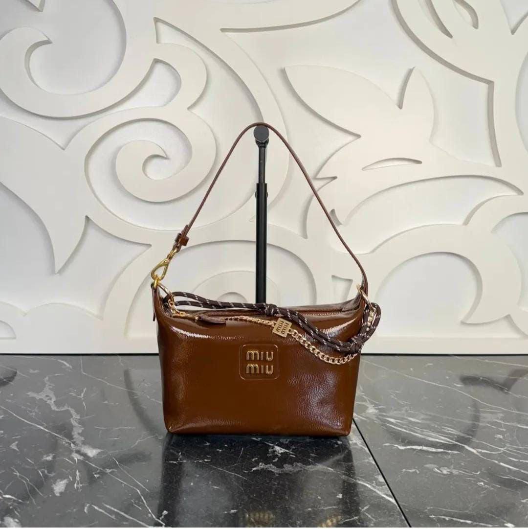 Miu Miu
90 dhs✅
With box
Size22cm

Zain219
♥️♥️♥️