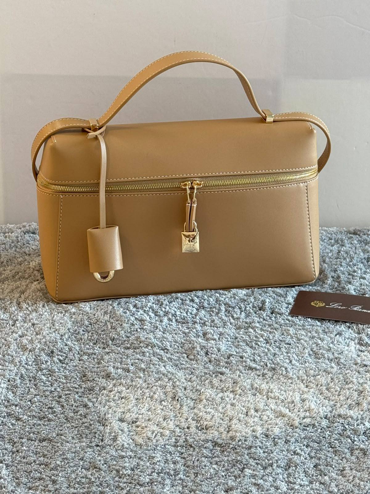 Loro Piano Bag 
27Cm 
Good Quality 
290 dhs🇦🇪🇦🇪

Zain131
♥️♥️♥️