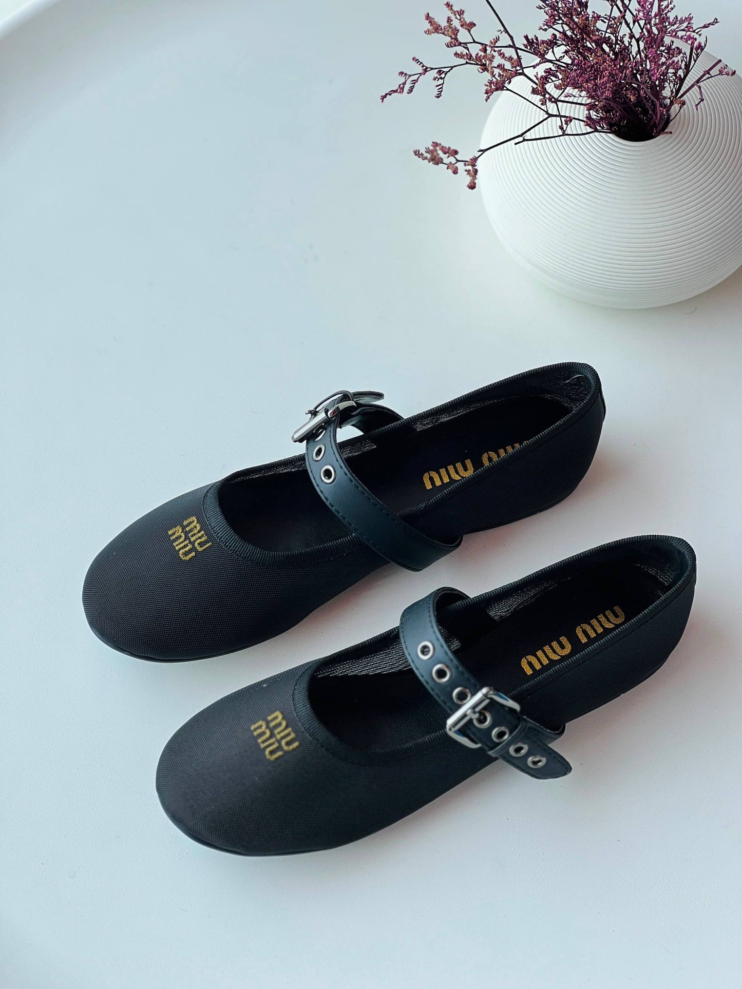Miu miu
Size 36-41
_Super master high quality_🪡
450 dhs✅

Zain176
♥️♥️♥️