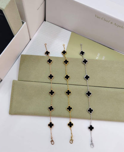 VCA ❤️‍🔥*
Mini bracelet 🦋
6 flower 🌹 
Master quality 💯
With normal boxes 📦 
50 dhs❣️
With master box 🗃️ 
90 dhs❣️

Zain216
♥️♥️♥️