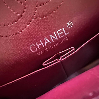 CHANEL NEW CAME HIGH QUALITY WITH FOLDING BOX 
130 dhs🇦🇪🇦🇪
(caviar)

Zain295
♥️♥️♥️