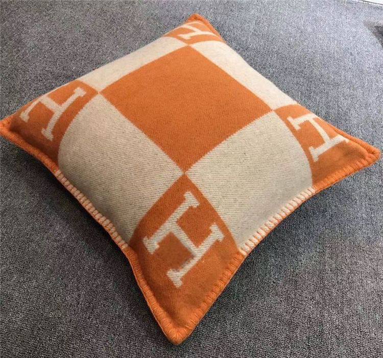 New collection 
Master 
Throw blanket in Merinos wool and cashmere (90%
rinos wool, 10% cashmere)
Size 135*170
👉🏽Blanket 
140 dhs🪙🌨️
👉🏽Pillows with feeling
70 dhs🪙🌨️

Zain99
♥️♥️♥️