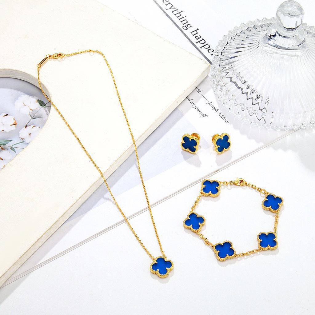 VCA Set*_🌼💫
*NECKLACE 1 FLOWER*
*BRACELET 5 FLOWER*
*EARRING   1* *FLOWER*  
145 dhs❤️
       _*WITH*_
    *Good Box* 📦

Zain89
♥️♥️♥️