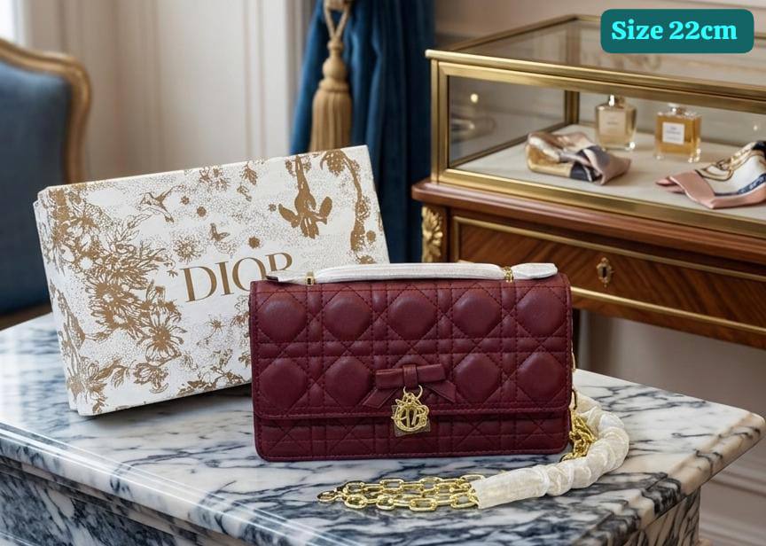Dior

Good quality 

with box 
115 dhs🇦🇪🇦🇪

Zain186
♥️♥️♥️