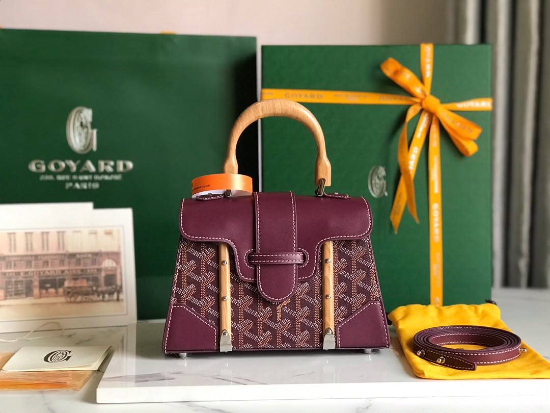 Goyard
Material: Goyardine canvas and leather

 Design: Structured handbag with a top handle

 Closure: Leather strap and clasp Style: Luxury, classic handbag

For Price 👇 WhatsApp✅
0568585901 
0507557372
0552275751 Owner Zain 👌

Zain325
♥️♥️♥️