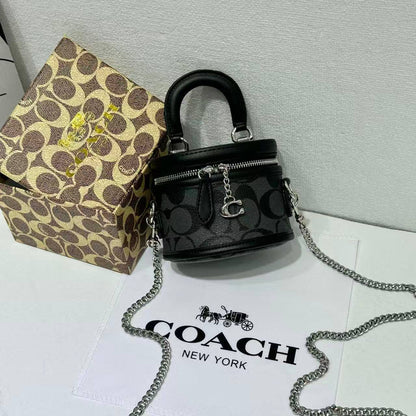 Coach 
90 dhs🇦🇪🇦🇪

with box
size 12×8×9cm

Zain42
♥️♥️♥️