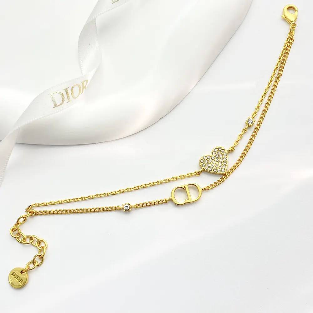 Dior 🦋*
Bracelet 🔥
good quality 💯
With normal boxes 🗃️
And paper bag 🛍️
30 dhs✅

With master box 📦 
45 dhs✅

Zain216
♥️♥️♥️