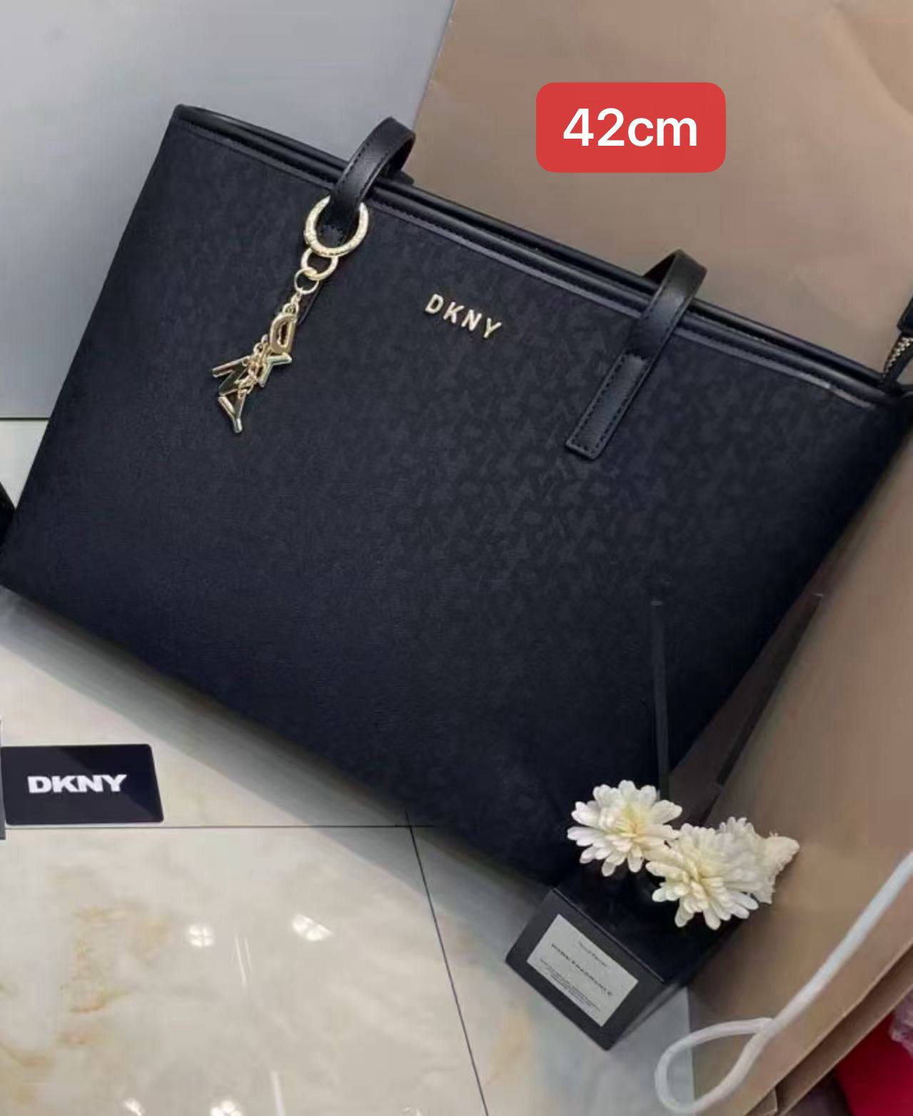 DKNY
110 dhs❣️

Zain102
♥️♥️♥️