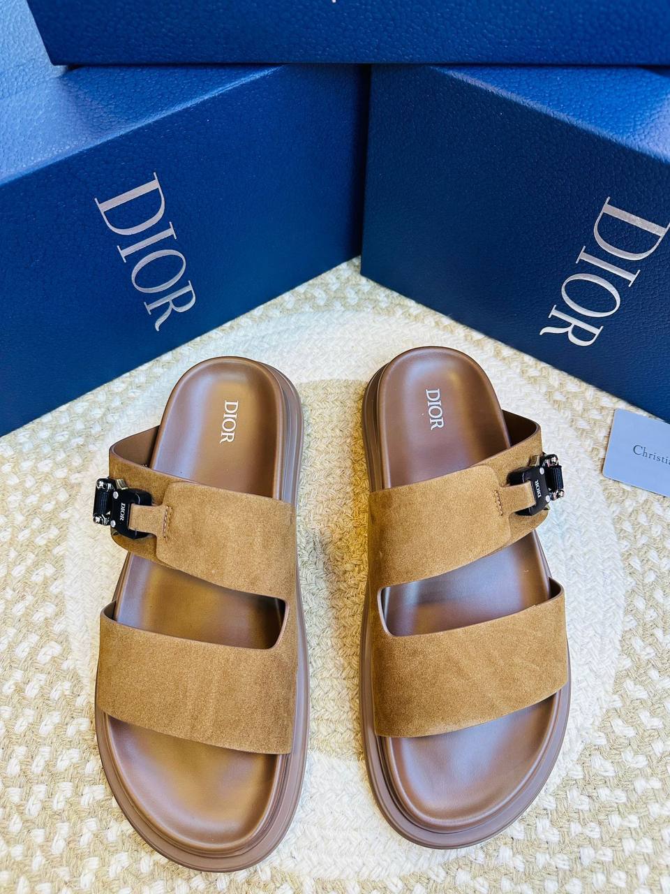 Dior
High Quality
Size 40-46 
220 dhs✅

Zain132
♥️♥️♥️