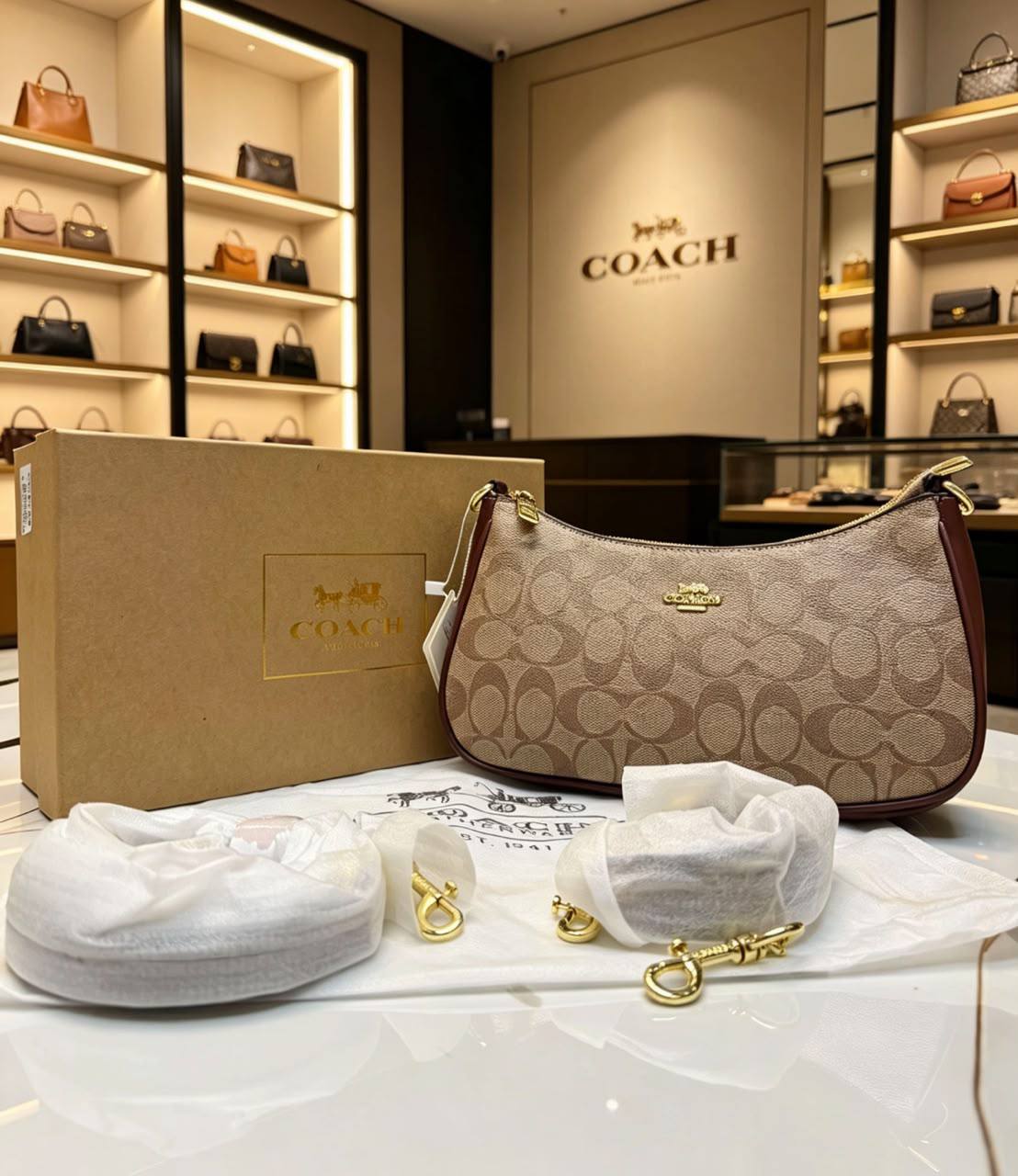 Coach
100 dhs✅
with box 
Good quality

Zain07
♥️♥️♥️