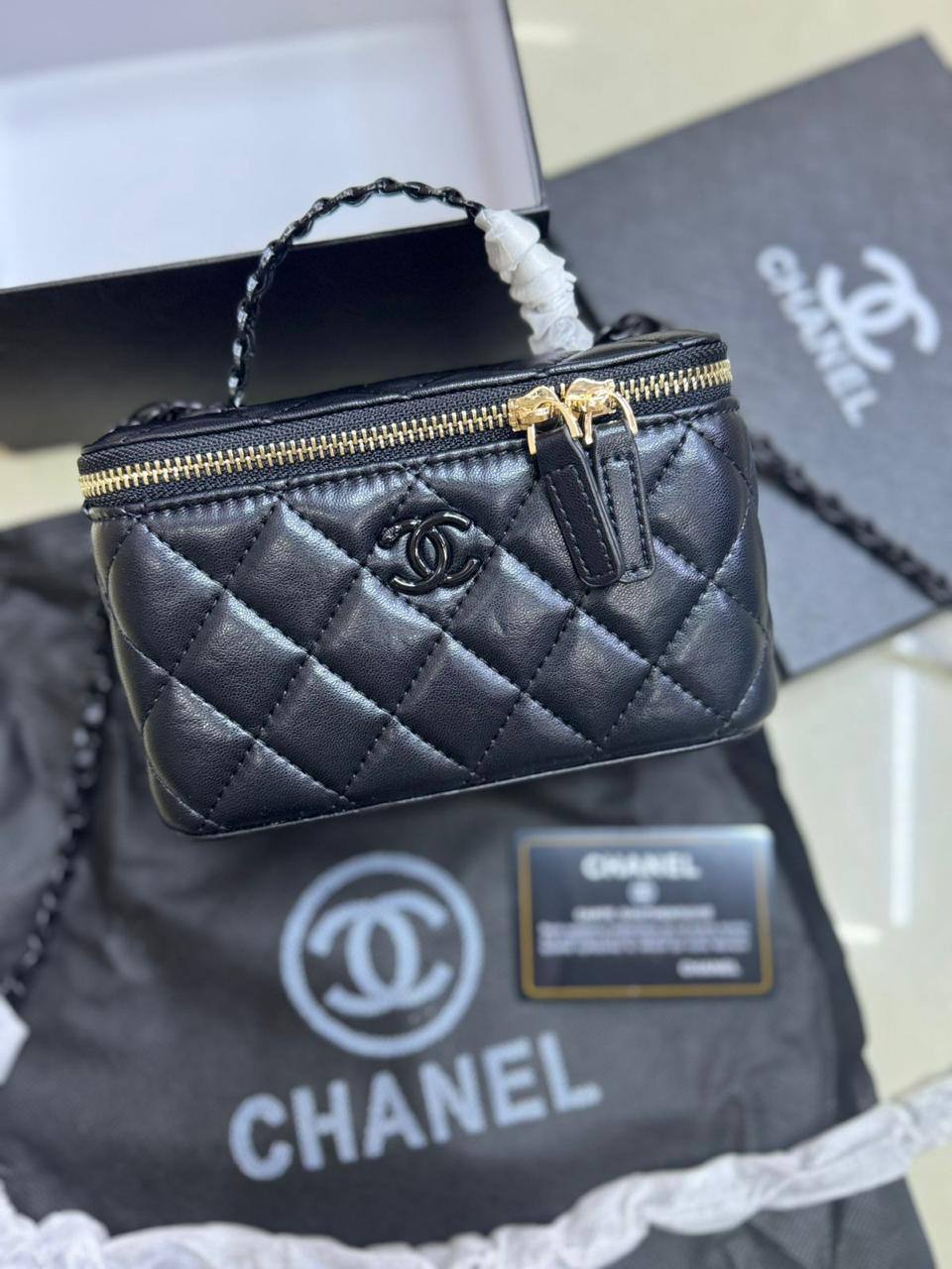 🌹 Chanel ＋Mirror 🌟
1⃣️ First quality +🎁
Size: 18 * 11 cm

90 dhs🪙🌨️

with box🎁

Zain115
♥️♥️♥️