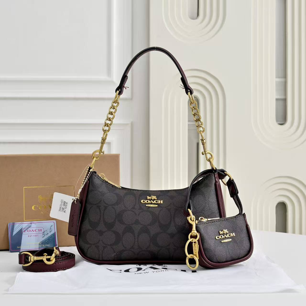 Coach
110 dhs🇦🇪🇦🇪
with box
size 24×7×14cm
with small bag and cherry

Zain42
♥️♥️♥️