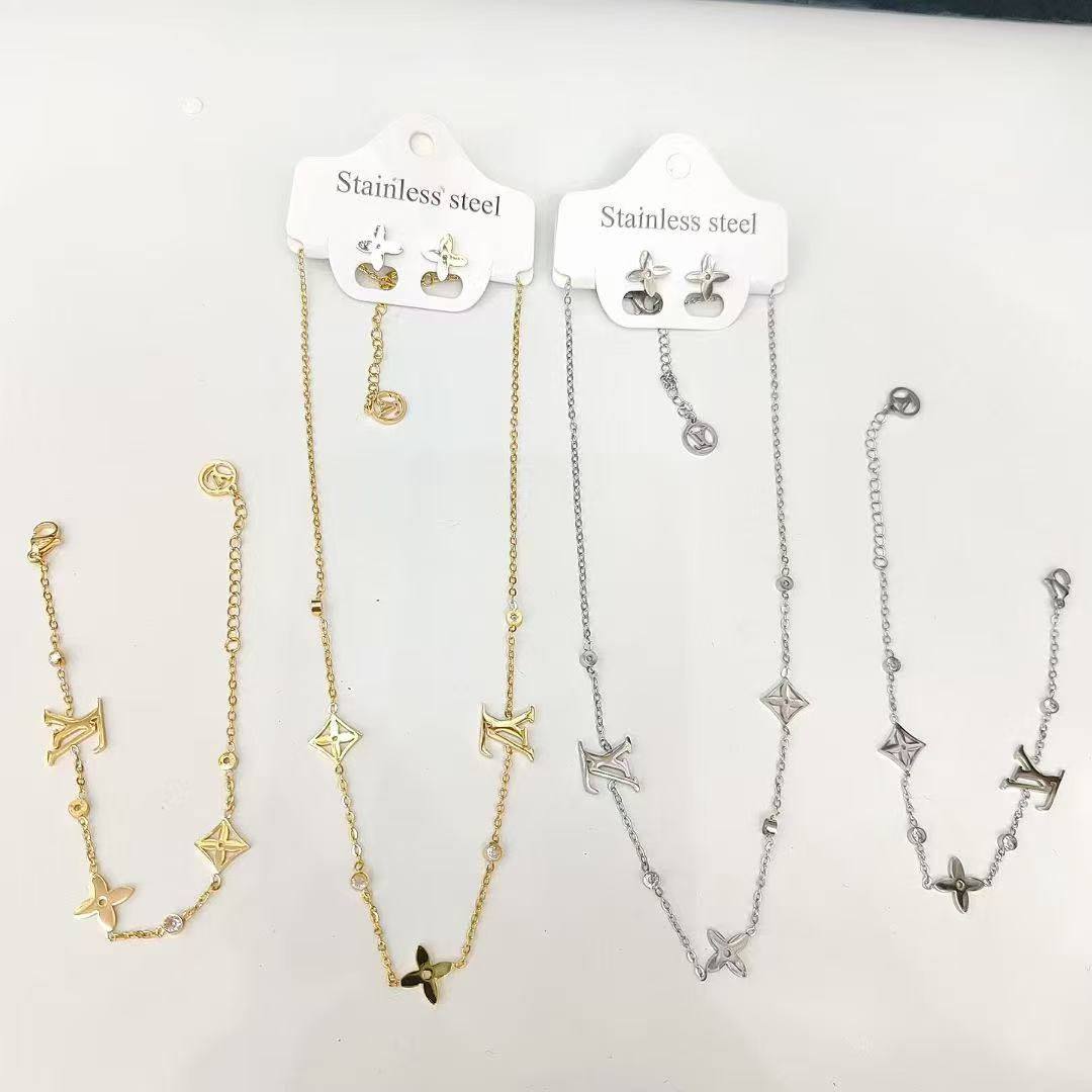 *STAINLESS STEEL SET❤️‍🔥*
Non tarnish 💯
Necklace ❤️
Bracelet 🦋
Earring 🍁

With normal boxes 📦 
And paper bag 🛍️
35 dhs💓

Zain216
♥️♥️♥️