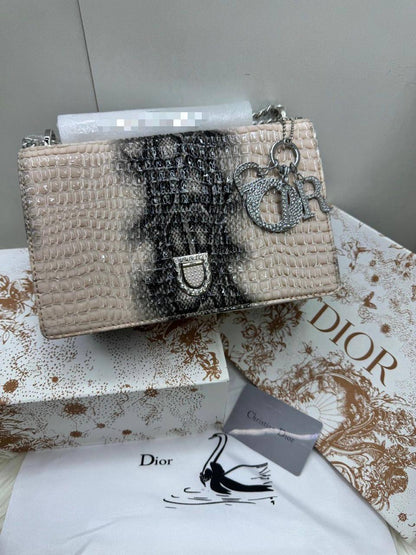 Dior diorama
Size : 25 * 16 cm

105 dhs🪙🌺

with box🎁

Zain115
♥️♥️♥️