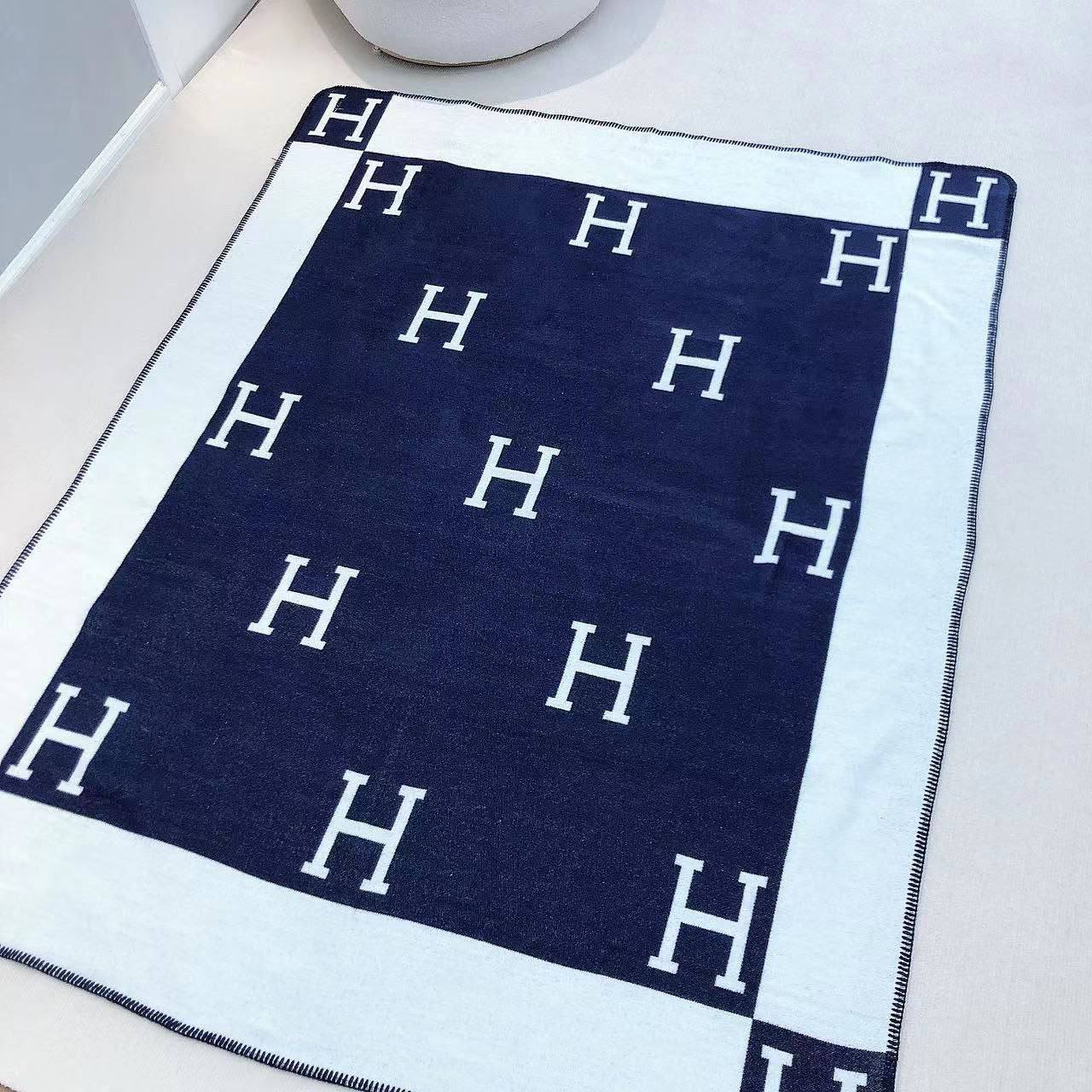 New collection 
Master 
Throw blanket in Merinos wool and cashmere (90%
rinos wool, 10% cashmere)
Size 135*170
👉🏽Blanket 
150 dhs✅

👉🏽Pillows with feeling
90 dhs✅

Zain99
♥️♥️♥️