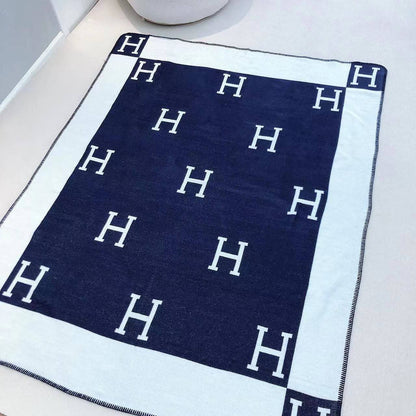 New collection 
Master 
Throw blanket in Merinos wool and cashmere (90%
rinos wool, 10% cashmere)
Size 135*170
👉🏽Blanket 
150 dhs✅

👉🏽Pillows with feeling
90 dhs✅

Zain99
♥️♥️♥️