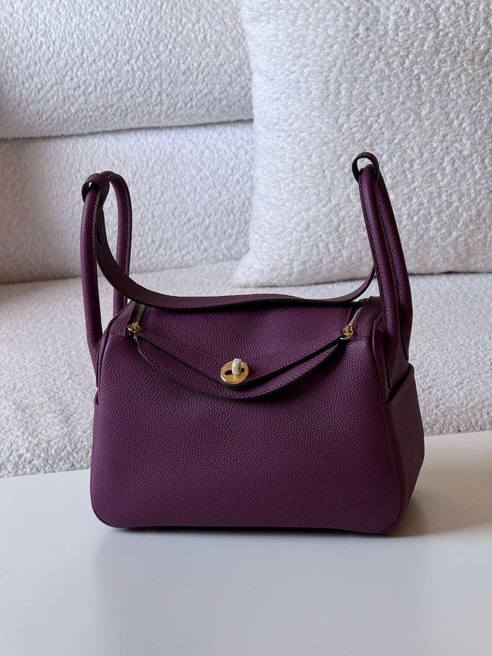 Hermes
Lindy 26 cm💥Master quality ✅with box📦
400 dhs✅

Zain52
♥️♥️♥️