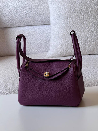 Hermes
Lindy 26 cm💥Master quality ✅with box📦
400 dhs✅

Zain52
♥️♥️♥️