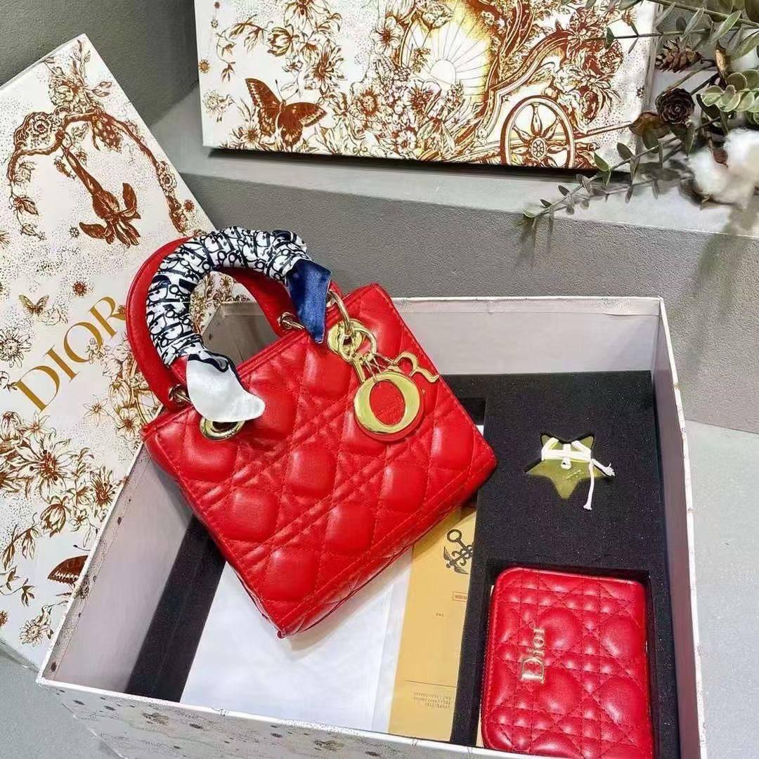 Dior
20*17*8 cm
With box
🎁🎁🎁

🌹Set 130 dhs✅

Zain17
♥️♥️♥️