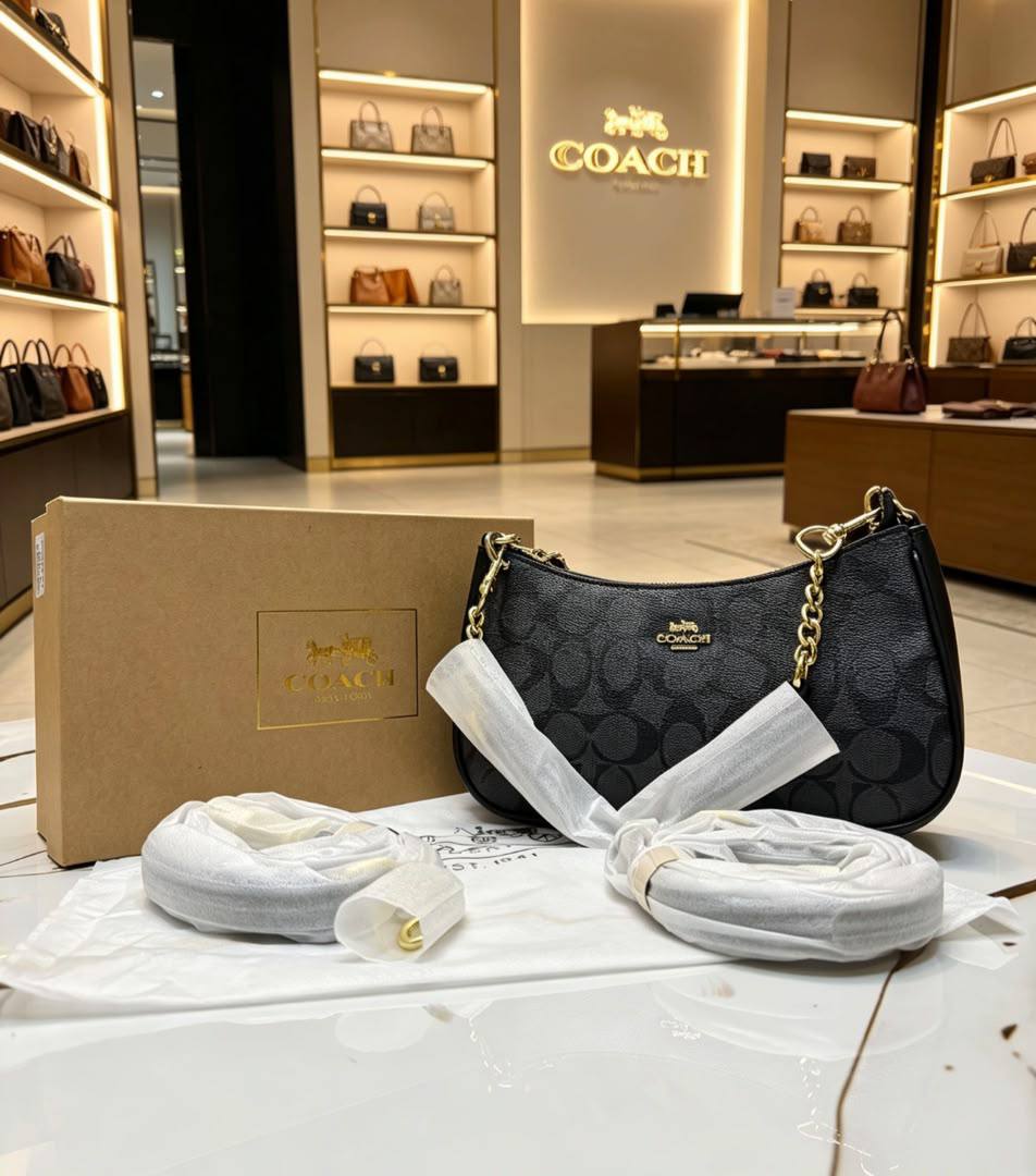 Coach
100 dhs✅
with box 
Good quality

Zain07
♥️♥️♥️