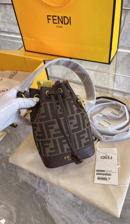 Fendi
good quality, 

comes with box, 🎁🎁🎁

size... 13*20 cm 
85 dhs💓

Zain12
♥️♥️♥️